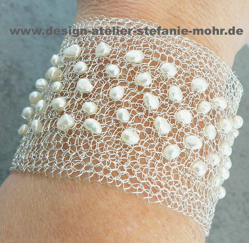 STRICK-ARMBAND / Manschettenarmband, silberfarben mit weißen Süßwasserperlen Bild 4