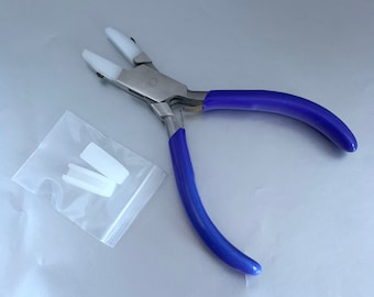 Könnte beinhalten: Blaue Zange mit weißen Kunststoffspitzen zum Schmuckmachen. Die Zange befindet sich in einem durchsichtigen Plastikbeutel mit drei zusätzlichen weißen Kunststoffspitzen.