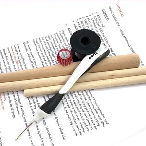 Puede incluir: Un kit básico de joyería de tejido de alambre con clavijas de madera, un gancho de ganchillo y un carrete de alambre rojo. El kit incluye instrucciones para hacer joyas.