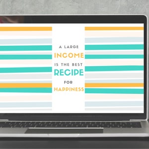 以下が含まれることがあります： ノートパソコンには、「A LARGE INCOME IS THE BEST RECIPE FOR HAPPINESS」というテキストが、ターコイズ、イエロー、ホワイトの横縞模様の背景に表示されています。 ノートパソコンは、暗い机の上にあり、鉛筆、ノート、花瓶が背景にあります。