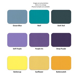 Pu&ograve; includere: Nove campioni di colore in rettangoli arrotondati, che mostrano tonalit&agrave; di blu, verde acqua, viola e giallo. Ogni campione ha un nome: Blu Oceano, Reef, Verde Scuro, Viola Chiaro, Iris Viola, Viola Scuro, Ranuncolo, Girasole e Butterscotch. Testo: Le immagini sono foto reali.
