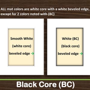 Pode incluir: Dois passe-partouts retangulares com aberturas centrais. O da esquerda &eacute; branco com uma borda chanfrada branca rotulada como Smooth White (white core). O da direita &eacute; branco com uma borda chanfrada preta rotulada como White (BC) (black core). O texto indica que todos os passe-partouts t&ecirc;m n&uacute;cleo branco, exceto os marcados com (BC).