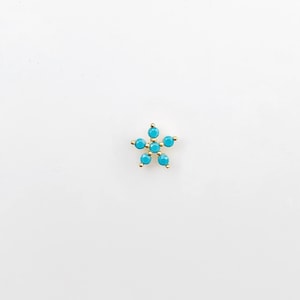Pendiente mini circonita turquesa flor· Plata 925 baño oro · piercing · cartílago · segundo agujero · Pendiente delicado boho minimal