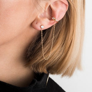 Orecchino con zirconi con catena più ear cuff in argento 925 placcato oro · Orecchino con chiusura a scatto più ear cuff senza piercing · Cerchio senza piercing