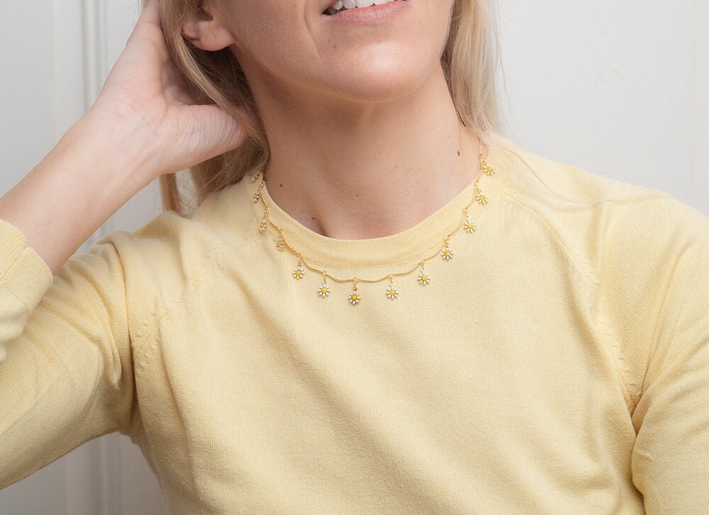 Color daisy necklace deals
