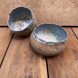 Cuenco pequeño primitivo de cerámica azul hecho a mano
