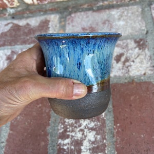 Handgefertigte Keramikbecher Daumen Einstiche Cremige Blau und Schokoladenbraun