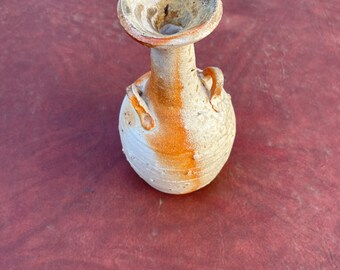 Botella de cerámica hecha a mano con motas de granito