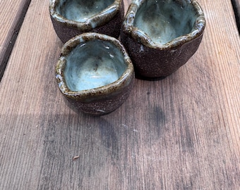 Ręcznie robione ceramiczne prymitywne małe kieliszki do shotów, zestaw 3 sztuk