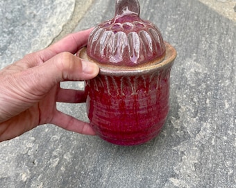 Petit pot en céramique rouge fait à la main
