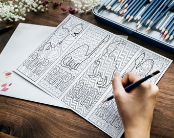 Könnte beinhalten: Ein Satz von vier druckbaren Lesezeichen mit filigranen Linienzeichnungen. Die Lesezeichen zeigen verschiedene Muster, darunter Wirbel, geometrische Formen und florale Motive. Eine Person färbt eines der Lesezeichen mit einem Bleistift aus.