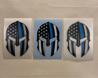 Calcomanía de vinilo con casco espartano y línea fina de policía azul claro
