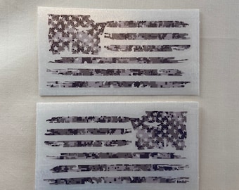 Juego de 2 calcomanías de vinilo desgastadas con la bandera estadounidense de camuflaje digital.
