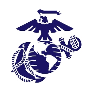 Puede incluir: Un emblema azul con un globo terr&aacute;queo, un ancla y un &aacute;guila con una bandera. El globo est&aacute; rodeado de una cuerda, y el ancla est&aacute; envuelta en cuerda. El &aacute;guila est&aacute; posada en la parte superior del globo.