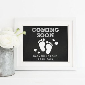 Anuncio de bebé que llegará pronto, letrero de embarazo con huellas de bebé, impresión de pizarra para revelar el nacimiento del bebé, descarga digital personalizada, 8 x 10