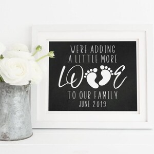 Estamos agregando un poco más de amor, anuncio de bebé, impresión de pizarra para revelar el embarazo, pies de bebé, descarga digital personalizada, 8 x 10