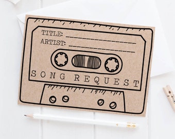 Könnte beinhalten: Eine braune Karte mit einer schwarz-weißen Illustration eines Kassettenbandes. Die Karte trägt die Worte "SONG REQUEST" und Platz zum Eintragen von Titel und Künstler eines Songs.
