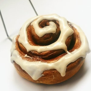 Cinnamon Roll Business Card Holder for Desk - Pastry Business Card  stand, Bakery decor, Cute Office Decor, Gift for Baker
