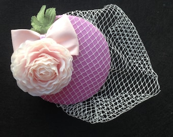 Schleier Fascinator lila, rosa Ranunkel mit Blatt und rosa Schleife, elegant