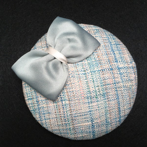 Hellblauer Fascinator, Leinenstoff, mint Satinschleife