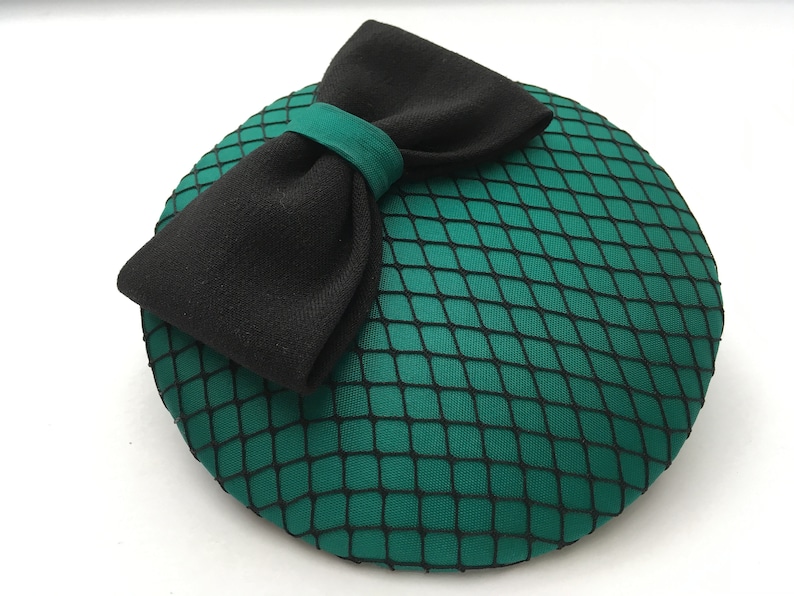 eleganter grüner Fascinator, schwarze Schleife und Hutnetz Bild 1