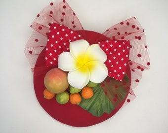 Fascinator rot mit Schleife und Tüll, Frangipani Blüte, Zitronen, Orangen, Blatt