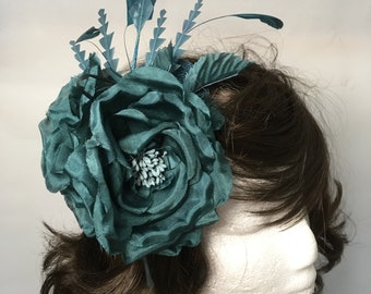 Fascinator Sinamay teal, Federn, Stoffblüten, blau/grün, türkis