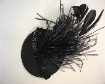 Fascinator nero, con nastro di paillettes e piume nere, elegante