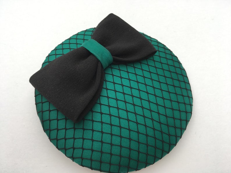 eleganter grüner Fascinator, schwarze Schleife und Hutnetz Bild 4