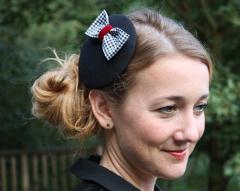 Fascinator schwarz, Pepita Schleife, schwarz-weiß kariert, roter Samt-Bauchbinde