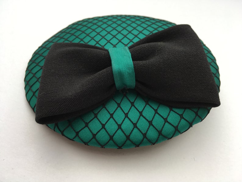eleganter grüner Fascinator, schwarze Schleife und Hutnetz Bild 3