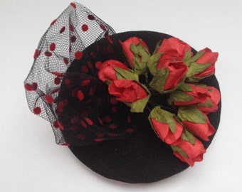 kleiner (8 cm Durchmesser) Rosen Fascinator mit Tupfentüll