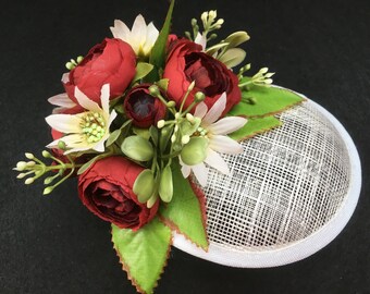 Fascinator üppige Büten, weiß Sinamay rund, Rosenblüten und Blätter