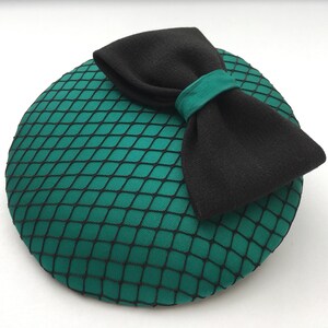 eleganter grüner Fascinator, schwarze Schleife und Hutnetz Bild 5