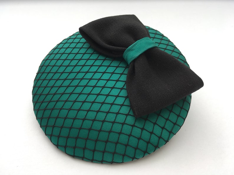 eleganter grüner Fascinator, schwarze Schleife und Hutnetz Bild 5