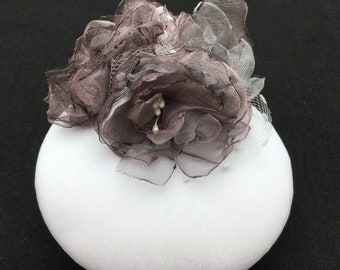 Organza Blüten Fascinator weiß, glänzende Blüten