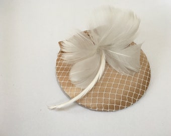 Federrosetten Fascinator nude/gold, Netz, Schleife