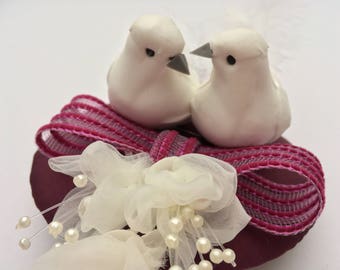 Hochzeits Hütchen aubergine, Schleife mit weißem Vogelpaar