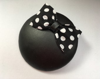 Kunstleder Fascinator schwarz, Schleife schwarz weiß Polkadots