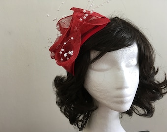 Sinamay Fascinator rot, Teardrop, Callas, Deko-Perlen, elegant, festlich, üppig