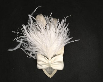 Fascinator Sinamay ivory Tropfen, Satinschleife, Puschel aus unterschiedlichen Federn