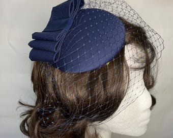 Fascinator dunkelblau, große Schleife, blauer Schleier, puristisch, elegant, festlich, zeitlos