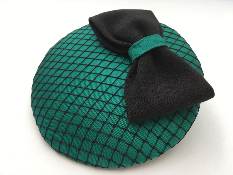 eleganter grüner Fascinator, schwarze Schleife und Hutnetz Bild 2