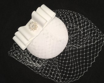 Braut Fascinator offwhite, große Schleife, Schleier, Strass Ornament, elegant, festlich, minimalistisch