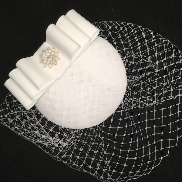 Braut Fascinator offwhite, große Schleife, Schleier, Strass Ornament, elegant, festlich, minimalistisch