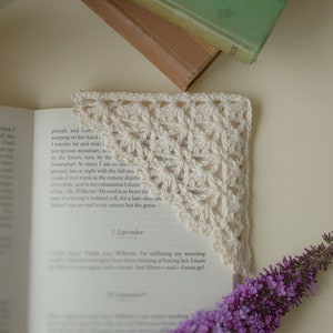 crochet corner bookmark PDF pattern/ vintage lace crochet bookmark/ lacy bookmark/gift for book lover/ crochet pattern / teacher&#39;s gift