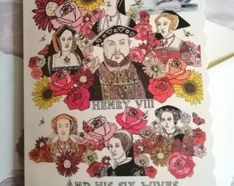Puede incluir: Una tarjeta de felicitación color crema con borde festoneado presenta una colorida ilustración de Enrique VIII y sus seis esposas, rodeados de flores y un cisne. El texto dice "Henry VIII and his six wives."
