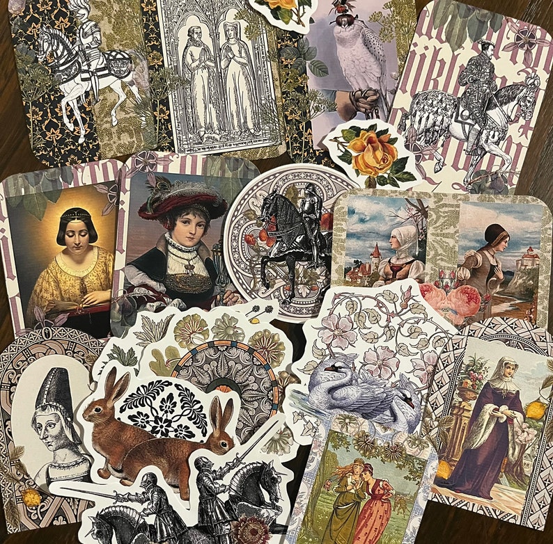 Pu&ograve; includere: Un collage di immagini in stile vintage che rappresentano varie scene, tra cui una donna con una corona, un cavaliere a cavallo e un motivo floreale. Le immagini sono stampate su carta e hanno un aspetto usurato e antico.