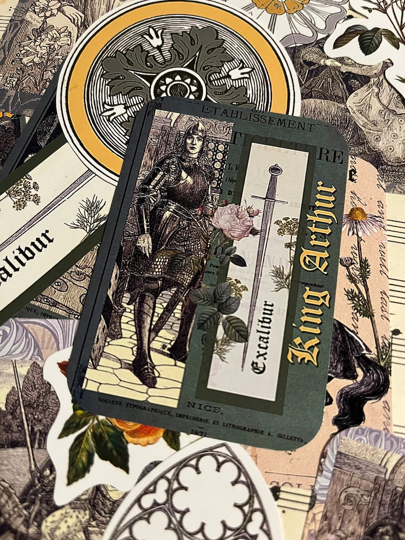 Op de afbeelding: Een vintage illustratie van Koning Arthur, die een zwaard vasthoudt, met de tekst "Excalibur" en "King Arthur" op de afbeelding. De afbeelding is gedrukt op een groene kaart met de tekst "Etablissement" en "Nice, 1871" onderaan.
