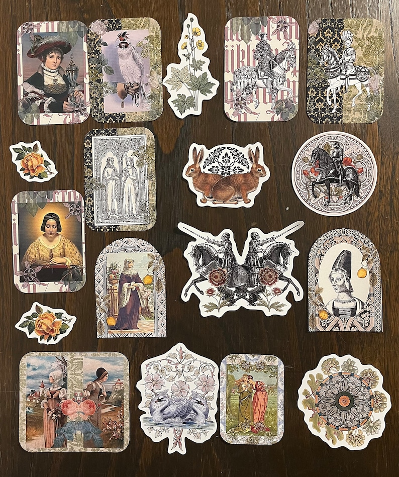 Pu&ograve; includere: Una collezione di 18 carte illustrate in stile vintage con vari temi, tra cui animali, natura, persone e immagini religiose. Le carte sono stampate su carta spessa con una finitura testurizzata e hanno un aspetto usurato e antico.